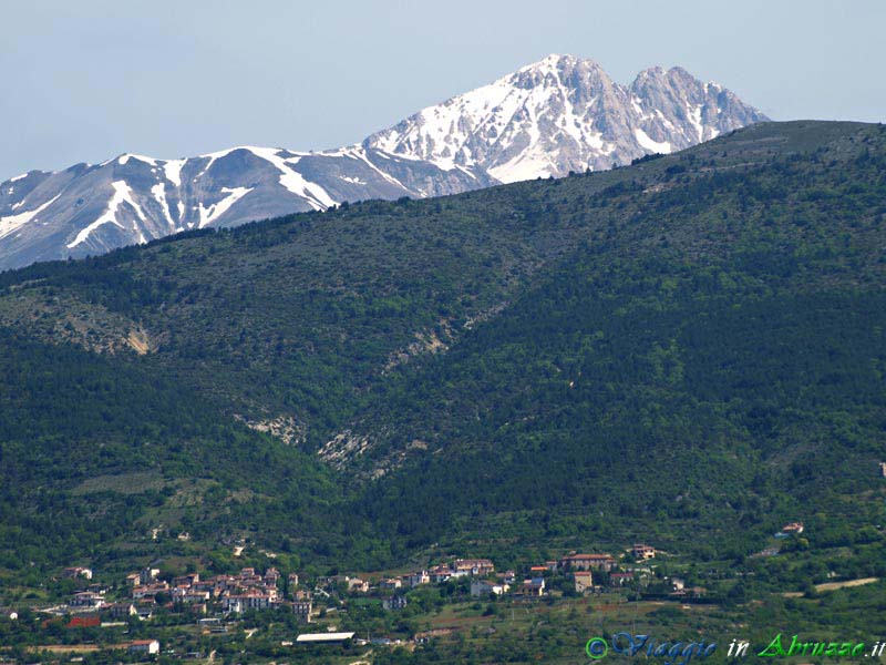 30-P5255011+.jpg - 30-P5255011+.jpg - Il Gran Sasso d'Italia (2.912 m.), la montagna più alta della catena appenninica, visto dal castello.